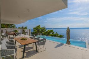 Luxury beachfront Villa Glorious Brela with pool and jacuzzi
