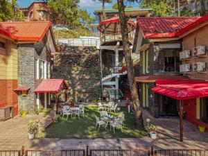 Alaya Stays Golden Meadow Villa