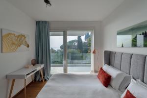 Villa Panorama with wonderful lake view and service car