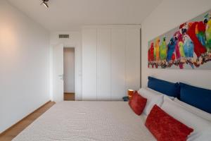 Villa Panorama with wonderful lake view and service car