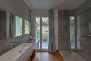 Villa Panorama with wonderful lake view and service car