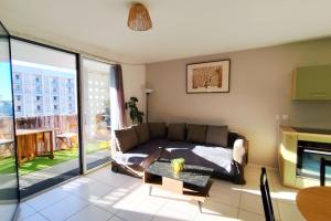 Apartment with balcony near St Jean train station