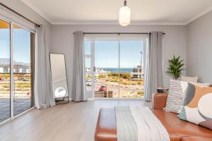 Modern 3BR Coastal Apartment in Dolphin Ridge