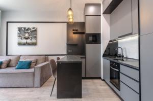 5-104a Yaroslaviv Grad, Bulvarno Kudriavska 17, Kyiv centre, Golden Gate metro nearby, fantastic city view, 15 kW backup power, Petrovdom Apartment