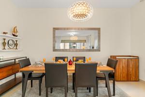 FIRST CLASS 2BR Walk To Dubai Mall & The Opera