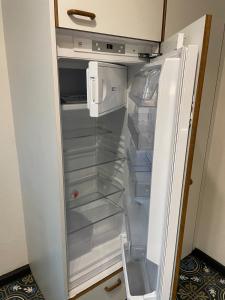 1-bed room Apartment in lively Kreis 4, fireplace