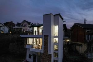 SnowPeak Villa 3-BHK Pet-friendly Hideaway with Hill Views
