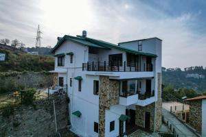 SnowPeak Villa 3-BHK Pet-friendly Hideaway with Hill Views