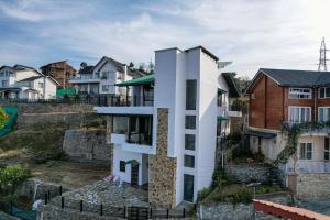 SnowPeak Villa 3-BHK Pet-friendly Hideaway with Hill Views