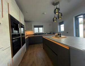 5 Bed house sleeps10 free parking pets city centre
