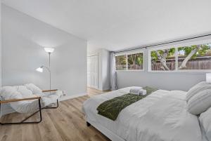 206 Modern spacious retreat with 4B 4ba full amenities