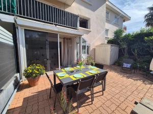 Bel appartement avec jardin à seulement 50 m de la plage et de Sanary, climatisé, 6 couchages