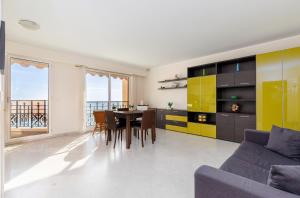 Victoria bilocale centro città e vista mare