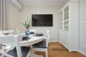 Bright Apartment with 2 Bedrooms and Air Conditioning by Noclegi Renters