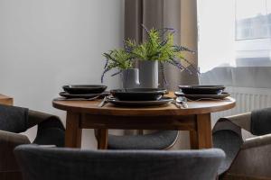 Cozy Apartment near Złote Tarasy by Noclegi Renters