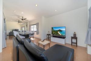Rawai 3BR Villa Shared Pool near Shops & Dining
