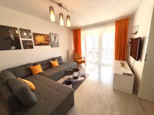 Stil Apartment Coresi near City Center Free Parking