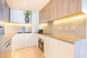 Modern Apartment with Panoramic Sea Views