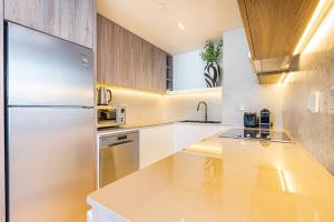 Modern Apartment with Panoramic Sea Views