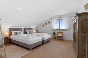 ALPENglück - Stylisches Dachgeschoss-Apartment mit Bergblick, großer Balkon & 3 Schlafzimmern