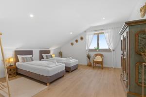 ALPENglück - Stylisches Dachgeschoss-Apartment mit Bergblick, großer Balkon & 3 Schlafzimmern