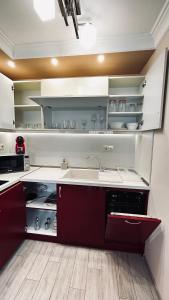 Red Dahlia Urban Stay