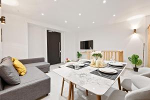 Champs Elysée Arc de Triomphe 2 Bedroom Apartment NetFlix