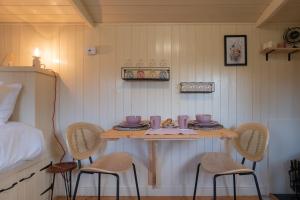 ShepherdsHut-HotTub-Cotswolds-PetFriendly