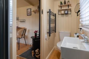 ShepherdsHut-HotTub-Cotswolds-PetFriendly