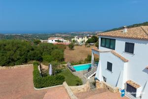 Villa con piscina Vista mare 12 posti letto by budoni affitti