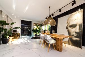 Luksusowa Willa z Ogrodem, Jacuzzi i Kominkiem