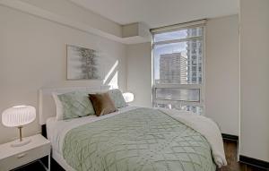 Crystal-pearl 2 Bedroom 2 Bathroom Condo in Heart Downtown Toronto