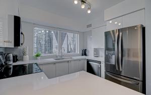Crystal-pearl 2 Bedroom 2 Bathroom Condo in Heart Downtown Toronto