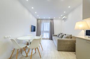 3-143 Central Park, John McCain 7, Kyiv centre, fantastic city view, 15 kW backup power, Petrovdom Apartment