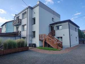 Apartament z basenem i salonem