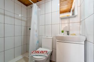 Wake up with the Sea Breeze- House with pool AP1