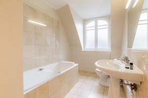 Grand appartement design sous les toits, Paris 16e