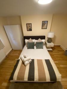 Riverside 2 Bedroom Apartment - Central Location