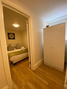 Riverside 2 Bedroom Apartment - Central Location