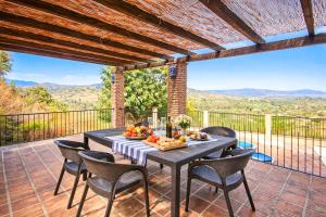 Holiday villa with pool and fantastic views, Coin