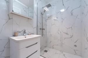 AURA TOWER Apartments by Gaby