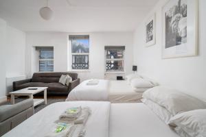 Oxford Street & Soho Square Apartment - Spacious Studio Suite, Full Kitchen, Two Double Beds, Stairs Access