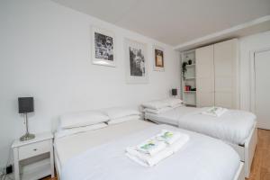 Oxford Street & Soho Square Apartment - Spacious Studio Suite, Full Kitchen, Two Double Beds, Stairs Access