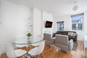 Oxford Street & Soho Square Apartment - Spacious Studio Suite, Full Kitchen, Two Double Beds, Stairs Access
