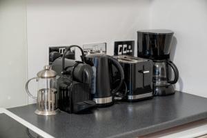 Oxford Street & Soho Square Apartment - Spacious Studio Suite, Full Kitchen, Two Double Beds, Stairs Access