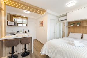 Studio com cama Queen, Ar Cond e Varanda em Condomínio Clube