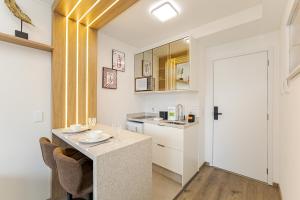 Studio com cama Queen, Ar Cond e Varanda em Condomínio Clube