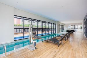 Studio com cama Queen, Ar Cond e Varanda em Condomínio Clube