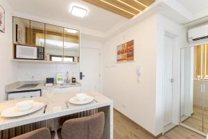 Studio com cama Queen, Ar Cond e Varanda em Condomínio Clube
