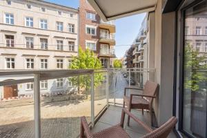 Nowoczesny Apartament z Balkonem w Centrum by Noclegi Renters
